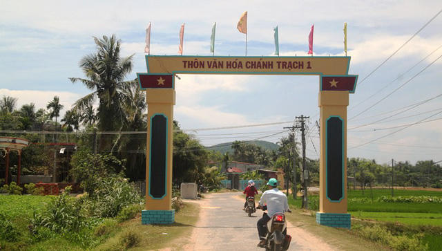 Làng bí đao khổng lồ này ở Bàu Chánh Trạch thuộc thôn Chánh Trạch 1, xã Mỹ Thọ, huyện Phù Mỹ, tỉnh Bình Định. Vùng đất màu mỡ này có giống bí đao được xếp vào hàng “độc nhất vô nhị”, bởi mỗi quả bí đao nặng đến 50 - 60 kg, thậm chí có quả đạt 80kg.