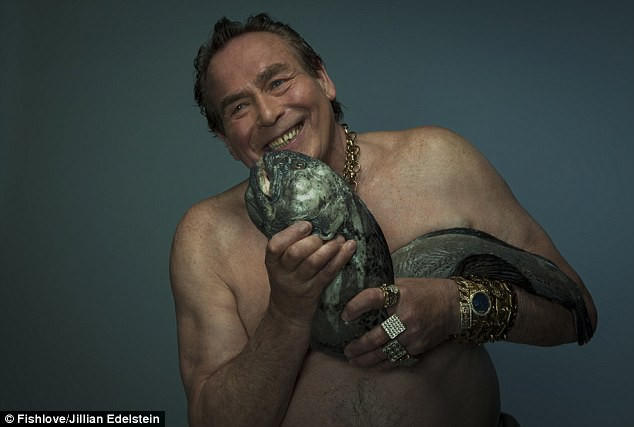 Người dẫn chương trình truyền hình Anh - Bobby George (71 tuổi) - chụp với một con cá sói.