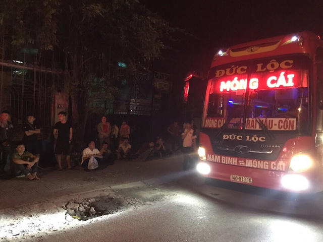 Dù chạy trong đêm nhưng chiếc xe "nhồi nhét" khách này không qua mặt được lực lượng CSGT Quảng Ninh. (Ảnh CSGT cung cấp)