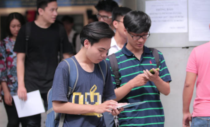 Bạn Minh Quang (bên trái) thí sinh tham dự kỳ thi năm nay chia sẻ: "Sắp tới ngày thi nên em cũng giảm bớt việc học đi chủ yếu chuẩn bị vấn đề tinh thần sao cho tốt”.