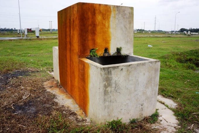 Bể nước sát khu nhà bảo vệ cũng trở nên hoen ố vì không có người sinh hoạt.