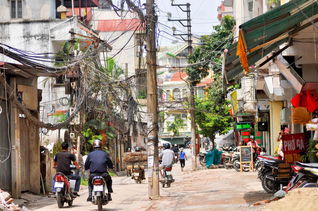 Một số đoạn trong ngõ đã được tiến hành mở rộng. Có thể dễ dàng nhận thấy, công trình còn đang rất ngổn ngang và khó biết khi nào mới hoàn thành.