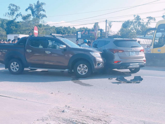 Hai xe ô tô húc vào nhau.