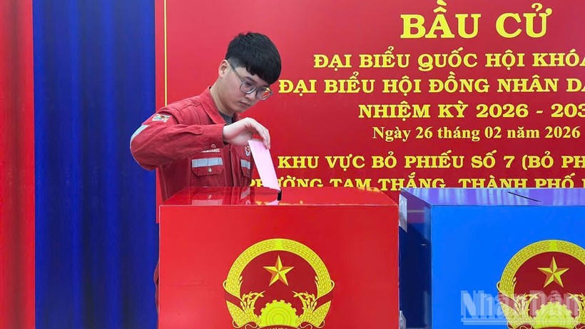 Cử tri bỏ phiếu tại phường Tam Thắng, TP HCM. (Ảnh: Hải Chính_