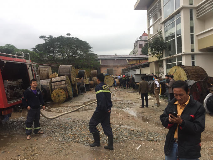 Lực lượng chức năng đang tiếp cận đám cháy.