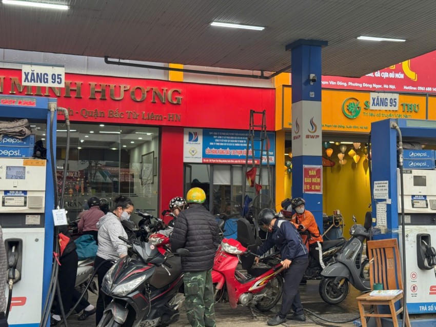 Người dân xếp hàng mua xăng tại cây xăng trên đường Phạm Văn Đồng, Hà Nội chiều 9/3.