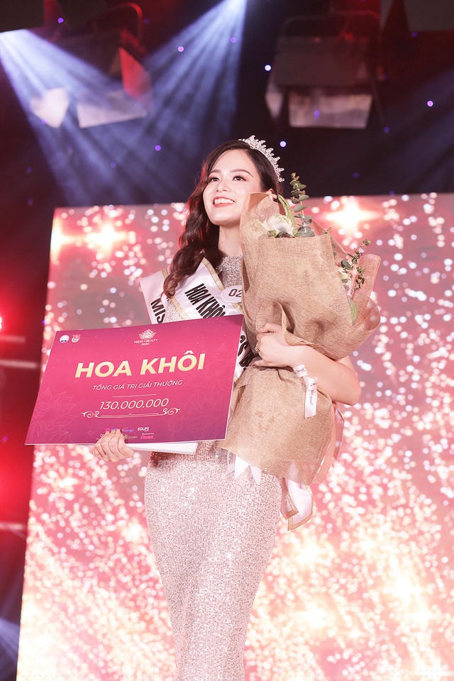 Sải bước những bước catwalk đầu tiên trên cương vị mới: Hoa khôi Học viện Báo chí và Tuyên truyền