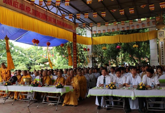 Hơn 1.000 tăng ni, phật tử v&agrave; người d&acirc;n tham dự Đại lễ Phật đản 2560.