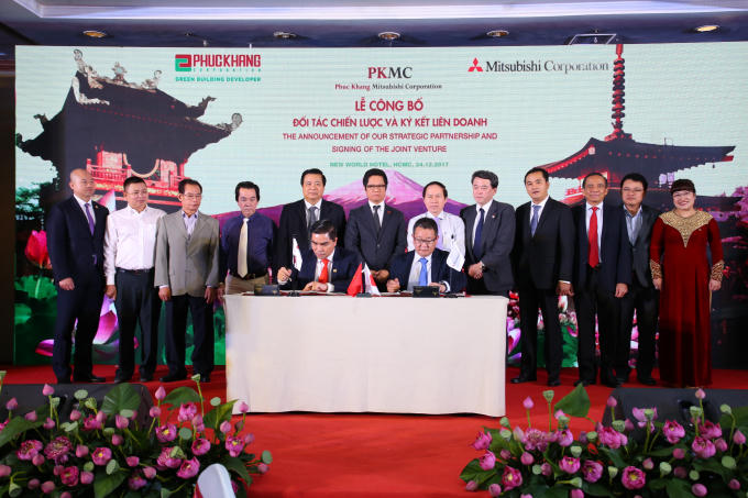 Đại diện 2 đơn vị Mitshubishi Corporation và Phuc Khang Corporation thực hiện nghi thức ký kết liên doanh.