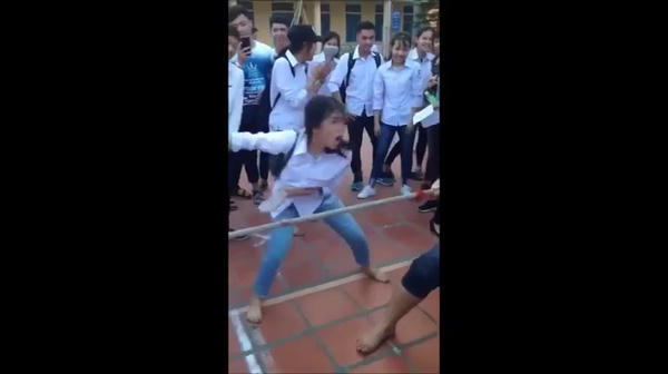 Có một cổ động viên hết mình như thế này mà kéo thua thì đúng là có lỗi với bạn lắm lắm. Ảnh cắt từ clip