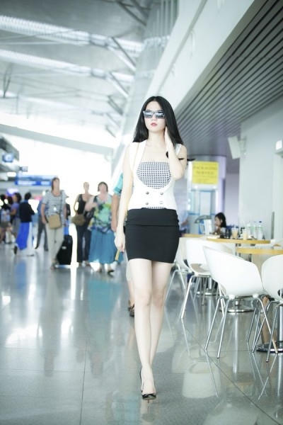 Bộ gi lê với chân váy này dường như đã quá lỗi mốt và không hợp với vóc dáng sang trọng của cô.