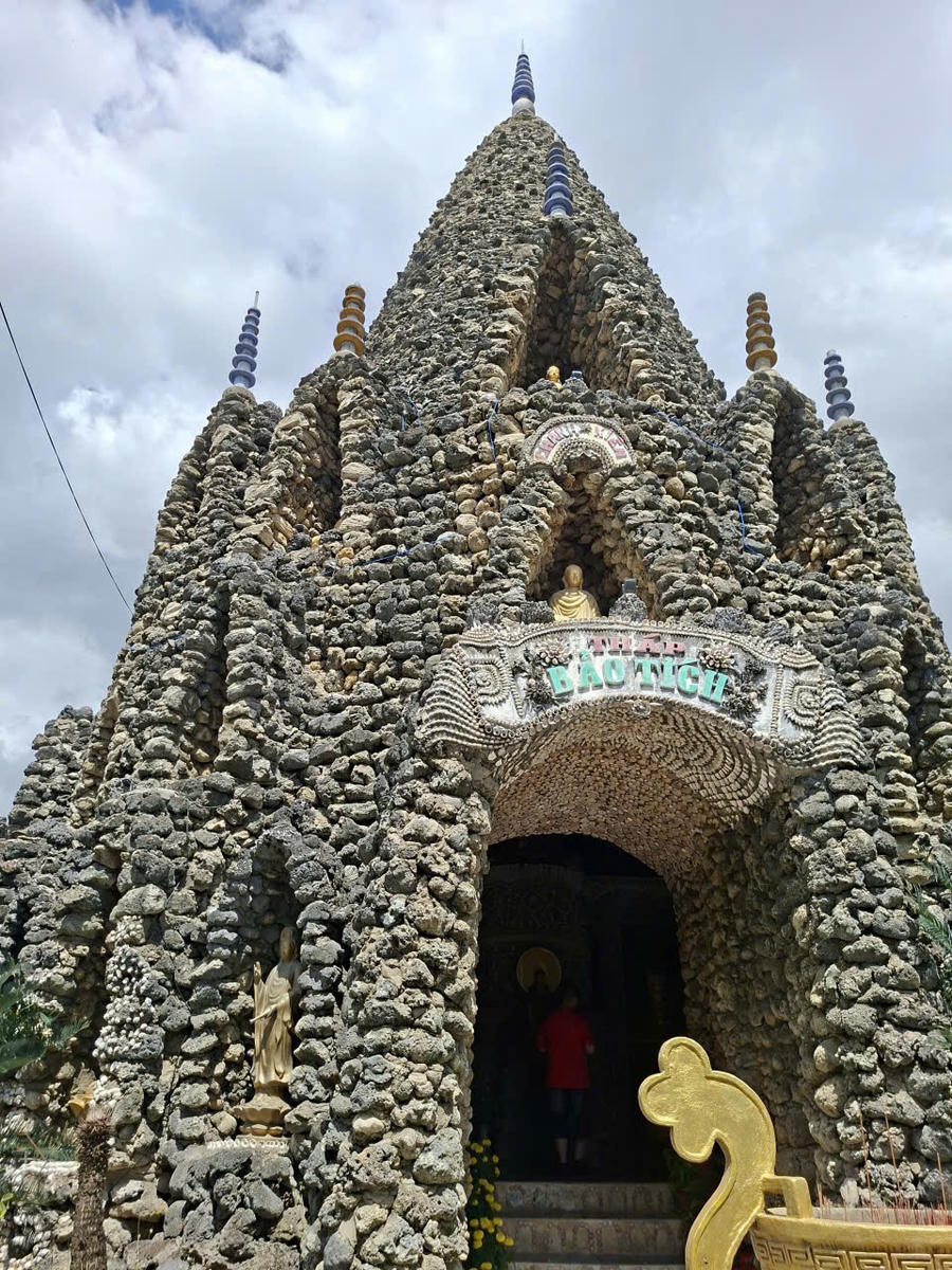 Tháp chính uy nghi giữa chùa được xây dựng từ nhiều mảnh san hô, vỏ sò, vỏ ốc...