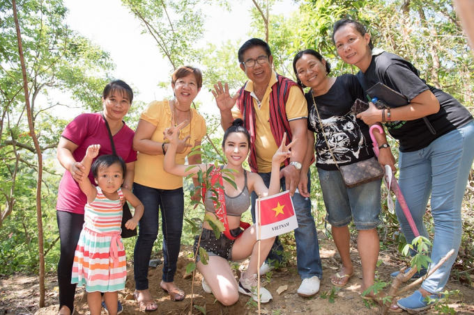Huỳnh Vy trong các hoạt động trồng cây.