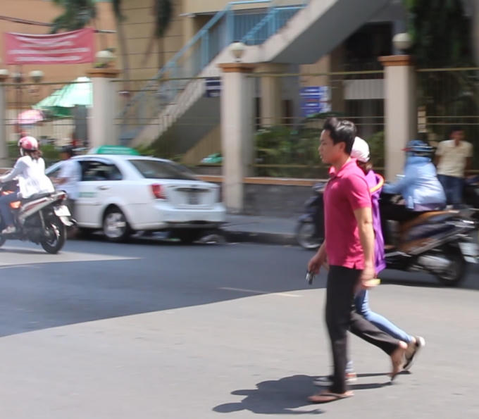 Cứ thản nhiên đi mặc dù cầu bộ hành có không dùng (Ảnh ghi nhận trước cổng viện Từ Dũ).