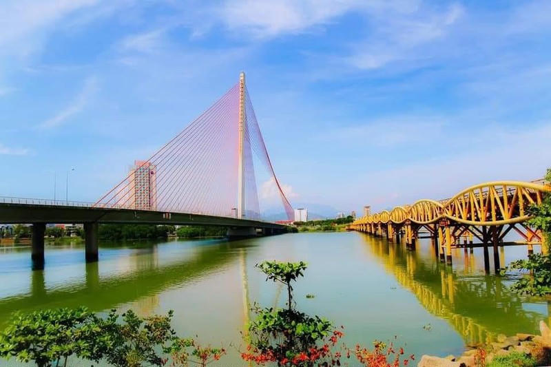 Cầu Nguyễn Văn Trỗi (phải) và cầu Trần Thị Lý.