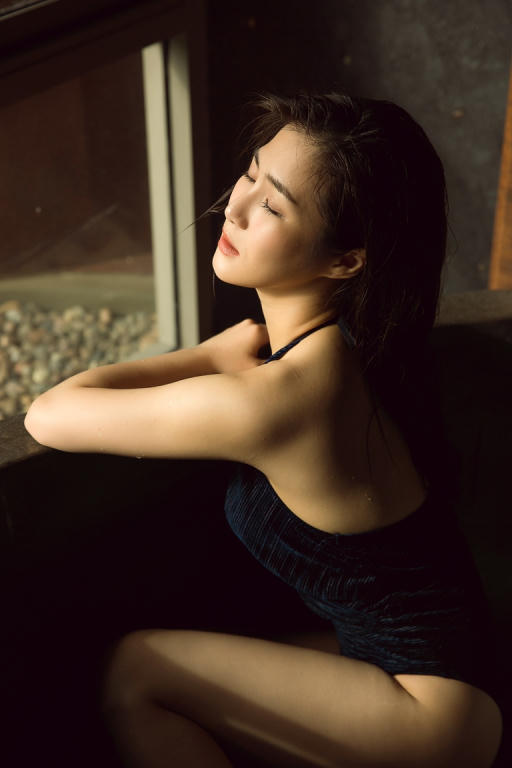 Với vóc dáng đồng hồ cát sau quá trình giảm cân, Hương Tràm ngày càng gợi cảm và xinh đẹp.