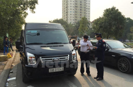 Bắt buộc khai thông tin với các loại xe từ 8 chỗ trở lên (Ảnh : VietnamPlus)