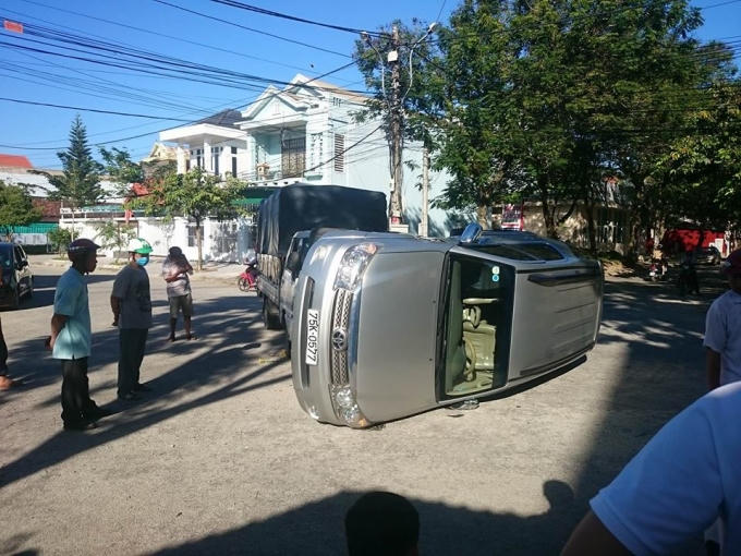 Xe ô tô bị lật nghiêng đồng thời phần hông xe bị móp.