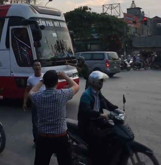 H&agrave; Nội: Bất chấp nguy hiểm, một CSTT bị xe kh&aacute;ch dồn &eacute;p