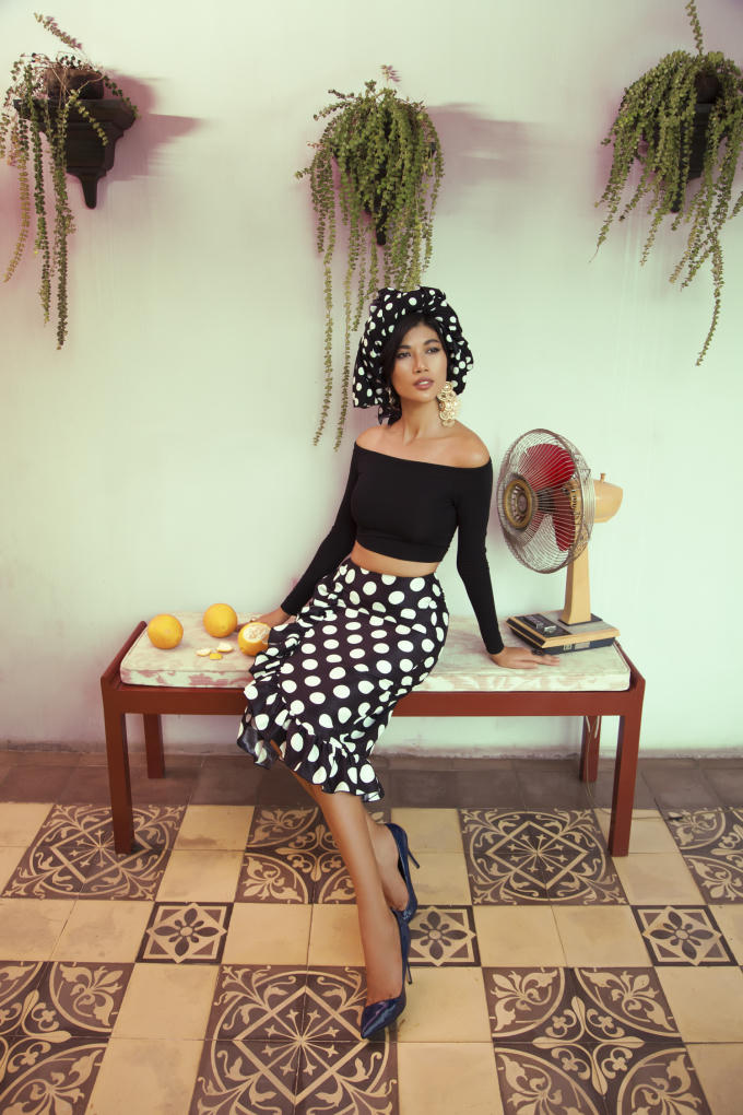 Áo croptop kết hợp với chân váy bút chì nhún bèo cùng khăn turban và phụ kiện to bản là hình ảnh quen thuộc của những cô gái la tinh quyến rũ ở Havana.