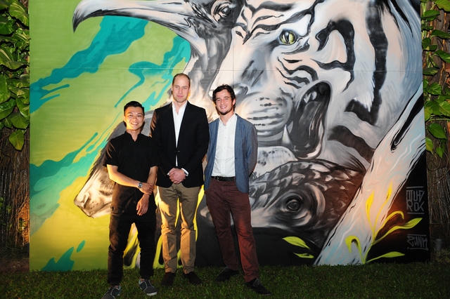 Tranh vẽ và bàn tiệc với chủ đề động vật trong buổi tiệc do một nghệ sĩ Việt và một nghệ sĩ Anh đang hoạt động tại Việt Nam phối hợp sáng tạo. Hoàng tử William đã chụp ảnh lưu niệm cùng 2 nghệ sĩ này. (Ảnh: Đại sứ quán Anh tại Việt Nam)