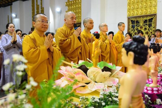 Chư Tăng Ni tụng kinh khánh đản.