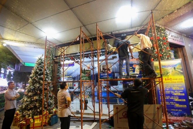 Nhiều nơi vẫn tiếp tục trang trí Noel.
