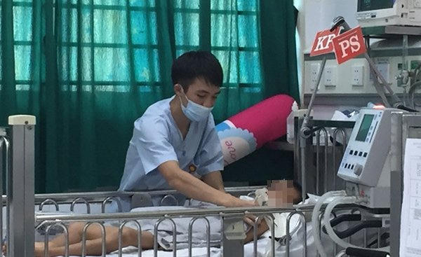 Bênh nhi viêm não được điều trị tại BV Nhi Trung ương.