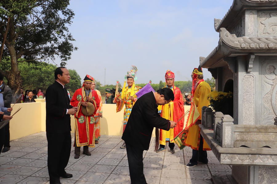 Lãnh đạo địa phương và các nghệ nhân thực hiện nghi thức dâng hương tại miếu Thành hoàng trong khuôn khổ đại lễ cầu an năm mới.