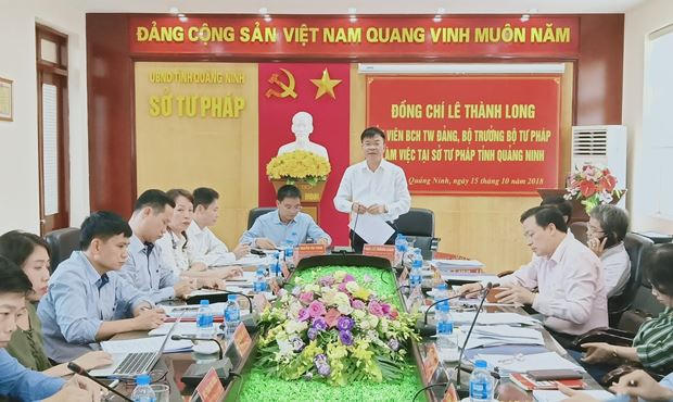 Ủy viên TW Đảng, Bộ trưởng Bộ Tư pháp Lê Thành Long phát biểu tại buổi làm việc tại Sở Tư pháp tỉnh Quảng Ninh.