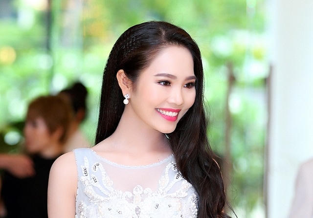 Luôn gây ấn tượng với vẻ đẹp nền nã, thanh lịch, nhưng trong mỗi lần xuất hiện khác nhau, Dương Kim Ánh lại thu hút theo một nét rất riêng biệt khi diện váy dạ hội của NTK Louis Nguyên.