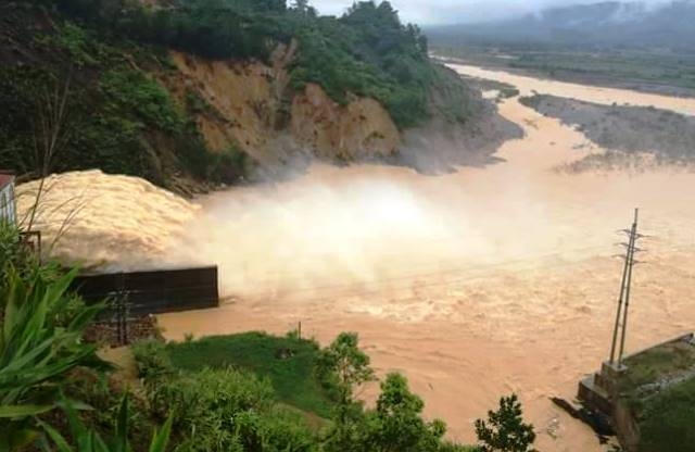 Xả lũ thủy điện Hố Hô khiến người dân không kịp trở tay.