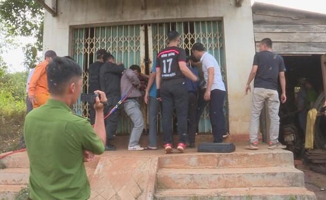 Đắk Lắk: Giải cứu 2 cháu bé bị nhốt nhiều ngày trong nhà