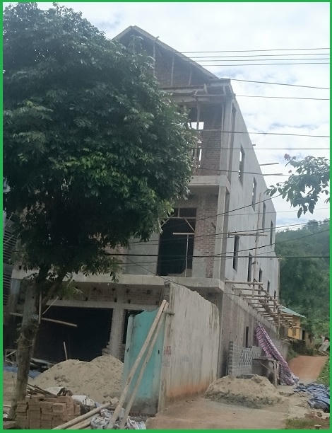 Ngôi nhà đang hoàn thiện bị cản trở thi công bằng tường gạch xây liền kề.