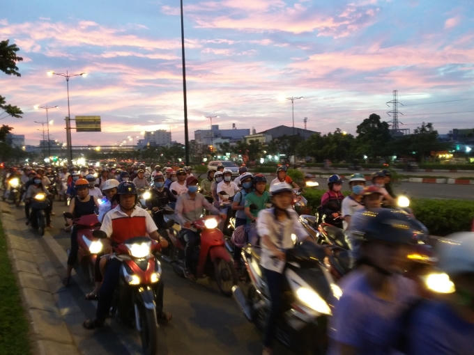Kẹt xe trên đường Phạm Văn Đồng.