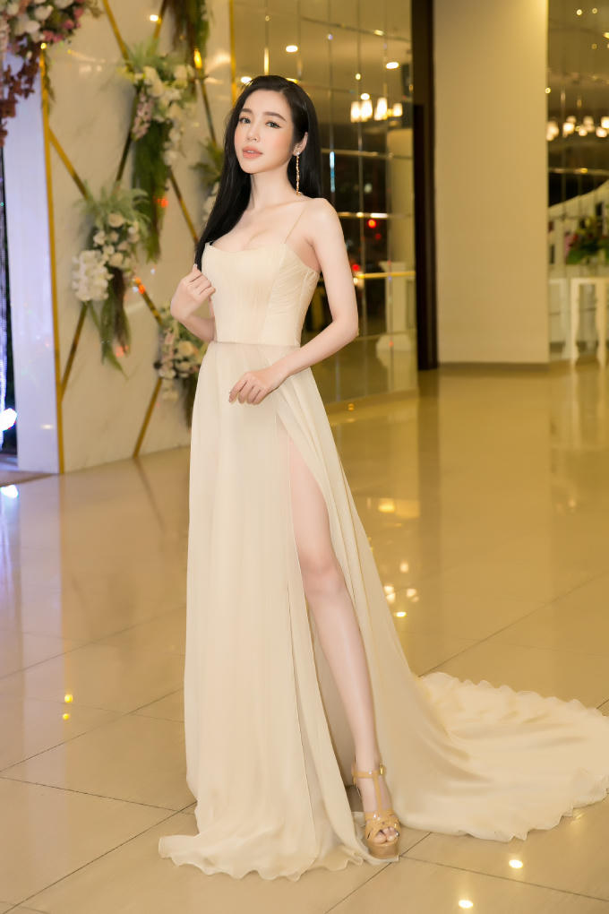 Thỉnh thoảng mới xuất hiện, Elly Trần diện v&aacute;y cắt xẻ, khoe đường cong h&uacute;t mắt thế n&agrave;y