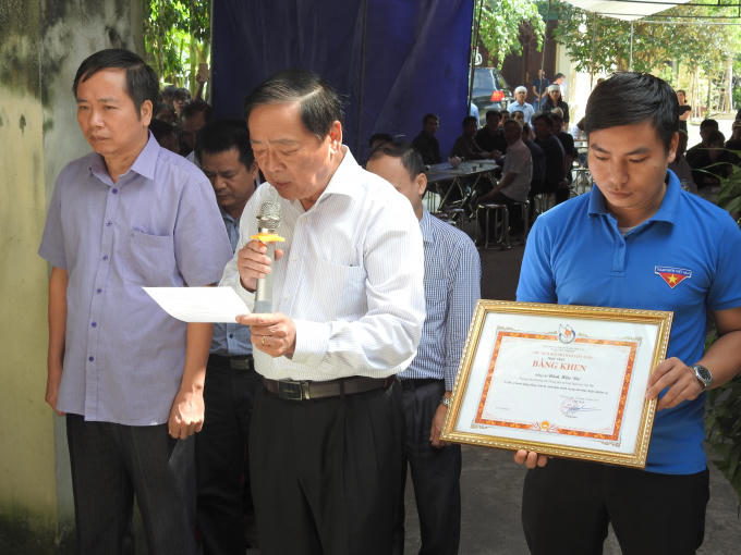 Ông Mai Đức Lộc - Phó chủ tịch Hội nhà báo Việt Nam đọc quyết định truy tặng Bằng khen.