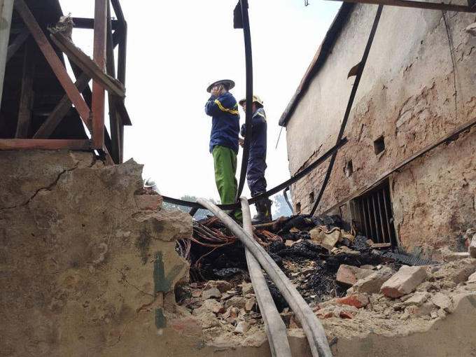 H&agrave; Nội: Ch&aacute;y lớn tại khu vực để đồ nhựa t&aacute;i chế, nhiều h&agrave;ng h&oacute;a bị thi&ecirc;u rụi