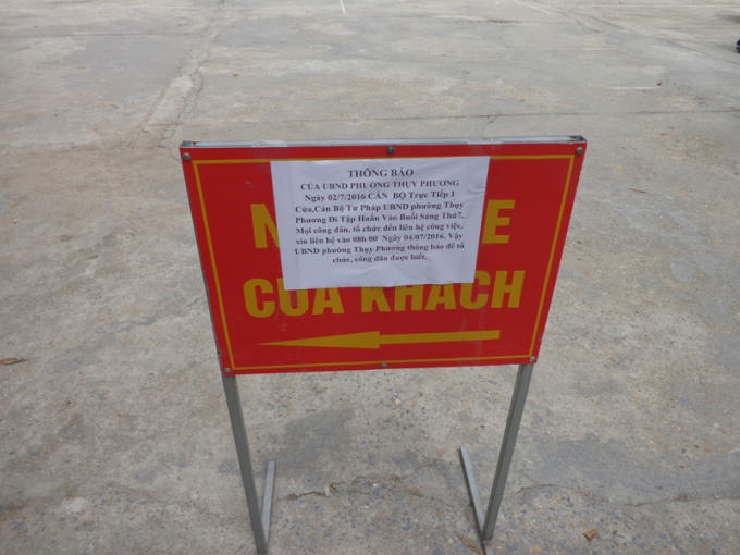 Để hợp thức hóa lý do cho buổi đi chơi, bà Bình đã cho nhân viên dán thông báo là cán bộ 1 cửa phải đi tập huấn nên nhiều công dân đã lỡ việc.