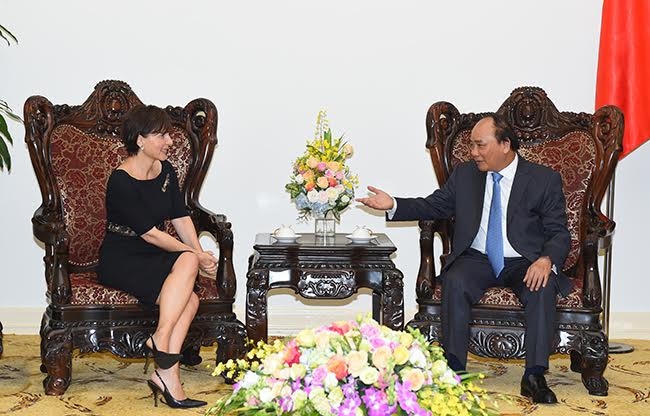 Thủ tướng Nguyễn Xuân Phúc và bà Cecllia Piccioni. (Ảnh: VGP)