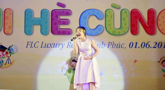 Ca sĩ nhí Đinh Thu Thủy – Top 3 Giọng hát Việt nhí 2015, hát mở màn đêm biểu diễn nghệ thuật thiếu nhi.