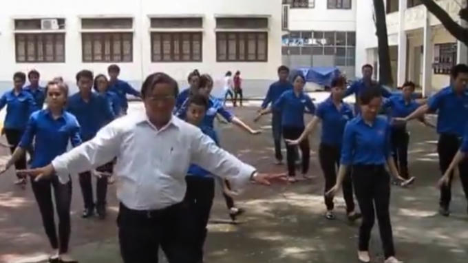 Hình ảnh thầy giáo dạy nhảy cho các em sinh viên.