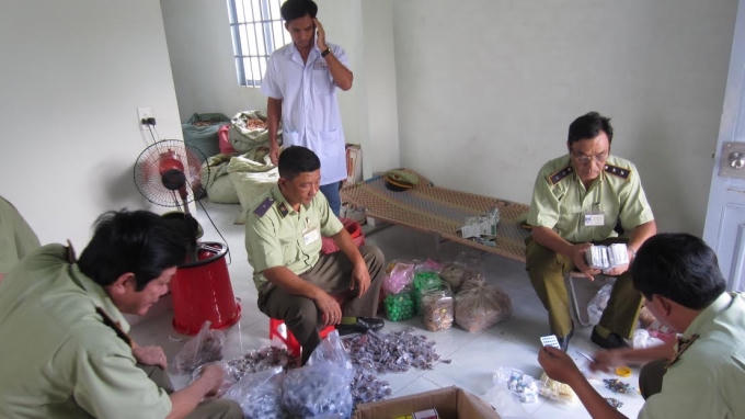 Lực lượng chức năng đang kiểm tra thuốc mốc