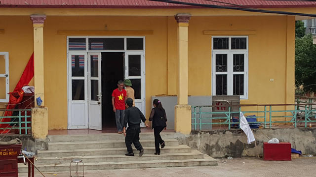 Trung đoàn trưởng Trung đoàn CSCĐ cùng bà Nguyễn Thị Lan - Bí thư Đảng ủy xã Đồng Tâm vào nơi giữ các chiến sĩ.