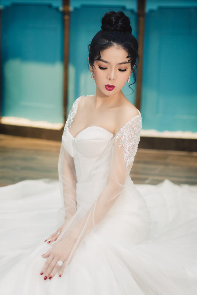 Lệ Quy&ecirc;n bồi hồi mặc &aacute;o cưới một m&igrave;nh trong khung cảnh thơ mộng