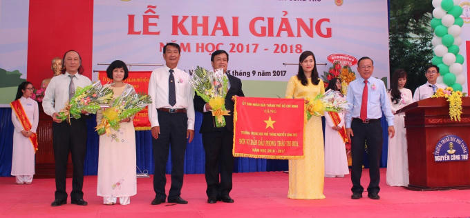 Thầy Huỳnh Trọng Phúc – Bí thư chi bộ, Hiệu trưởng trường THPT Nguyễn Công Trứ, Gò Vấp (người mặc áo vest).