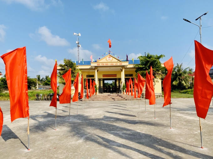 Thôn Lộc Trù, khu vực bị phong tỏa cũng được trang hoàng cờ hoa.
