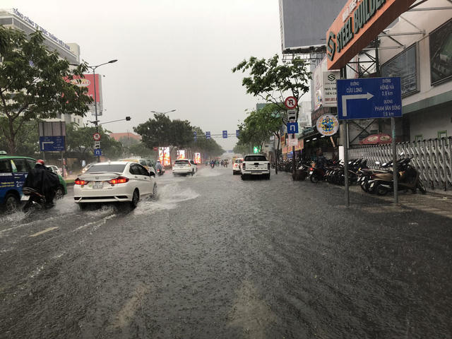 Các tuyến đường dẫn vào sân bay ngập lênh láng sau cơn mưa