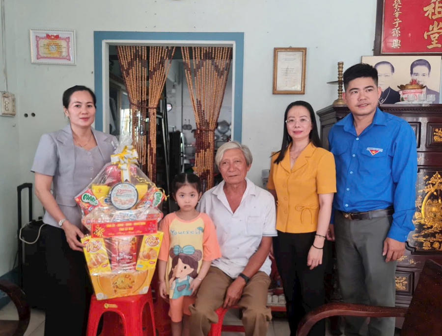 Bà Kiều Thị Ni cùng cán bộ địa phương thăm hỏi, động viên và trao quà Tết cho trẻ mồ côi do COVID-19 có hoàn cảnh đặc biệt khó khăn trên địa bàn.