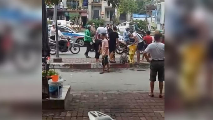 Hình ảnh tài xế grabBike bị hành hung.